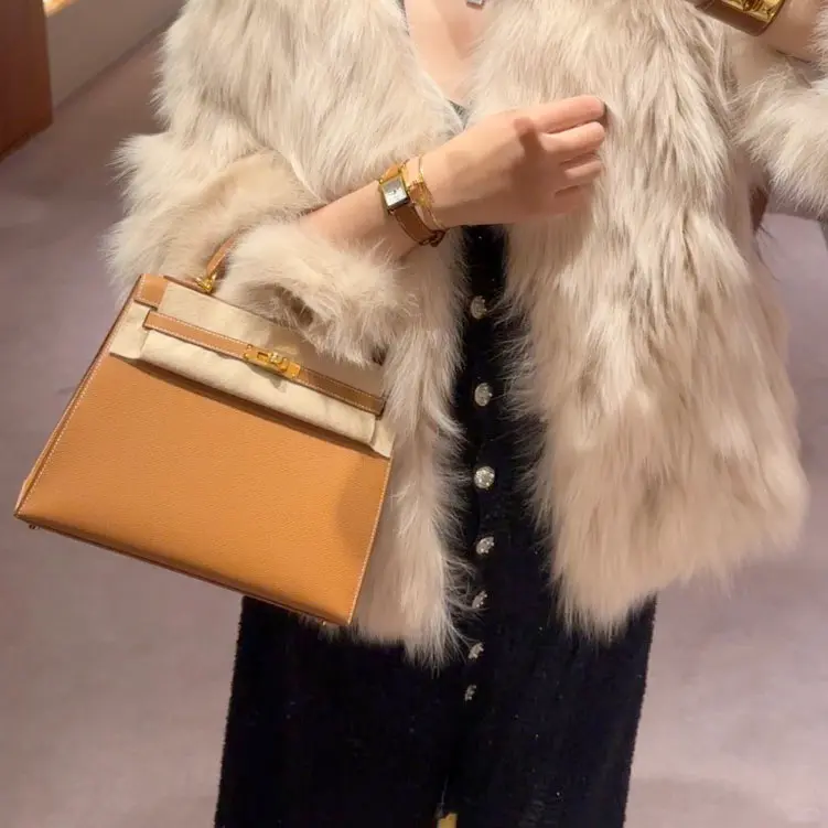 Gold Replica Kelly 25 Epsom Bag Style Inspiration Elegant model carrying Replica Hermes Kelly 25cm Gold Epsom bag
