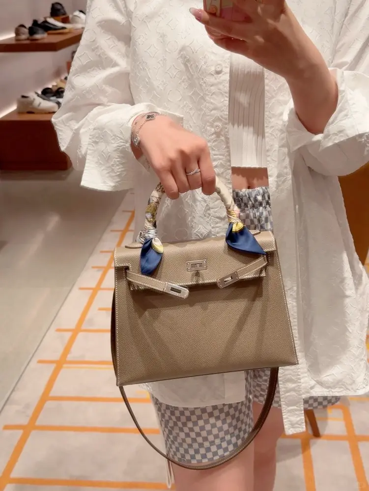 Etoupe Grey Replica Kelly 25 with Silver Hardware Style Model carrying Replica Hermes Kelly 25cm Etoupe Epsom Leather with Silver Hardware