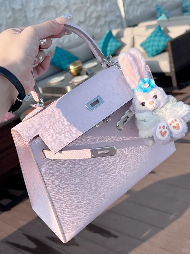 Styling Replica Kelly 25 in Mauve Pale Epsom Leather Model Carrying Replica Hermes Kelly 25cm Mauve Pale Epsom Bag