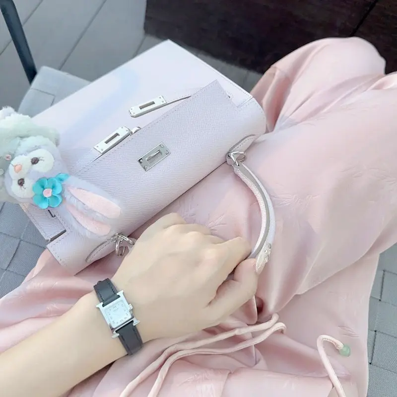 Styling Inspiration: Mauve Pale Replica Kelly 25 Epsom Bag Model carrying Replica Hermes Kelly 25cm Mauve Pale Epsom Leather bag
