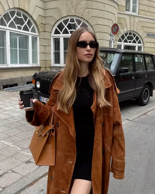 Epsom Leather Replica Kelly 32cm: Perfect Everyday Shoulder Bag Woman wearing replica Hermes Kelly 32cm bag in Epsom leather with shoulder strap