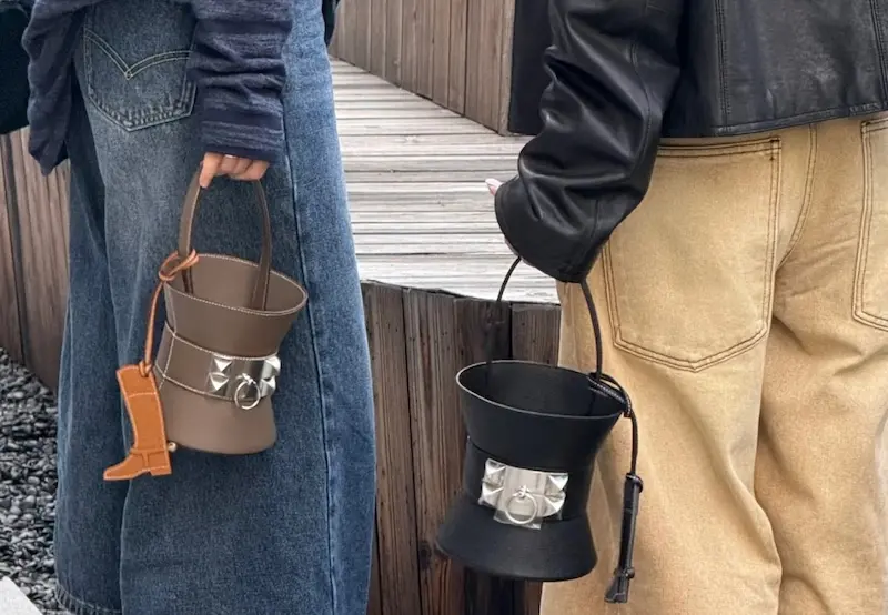 How to wear Hermes Mini Medor crossbody Stylist carrying replica Hermès Mini Medor bags in black and étoupe grey