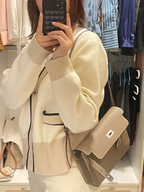 Replica Kelly Depeches 25 Pouch - Casual Carry Style Side view of replica Hermes Kelly Depeches 25 pouch in Etoupe Grey leather