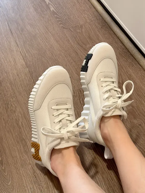 Style inspiration: How to wear all-white designer replica sneakers Woman wearing white replica Hermes Bouncing sneakers with jeans outfit