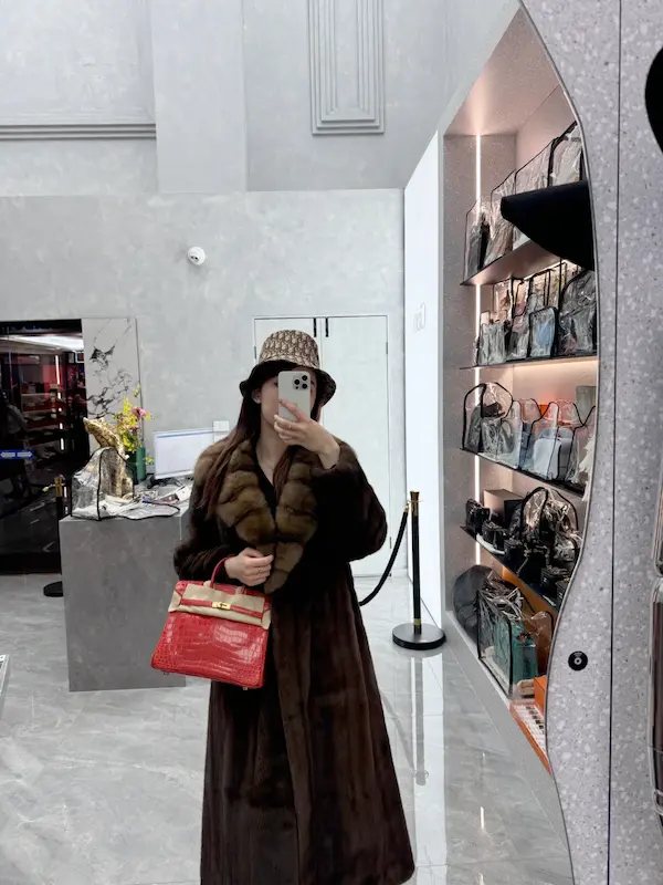 How to mix replica Hermes shoes and handbags for high-end look Luxury style hack: White replica sneakers with crocodile Hermes Birkin bag