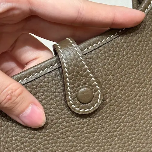 Hermes Evelyne TPM Replica Closure Hardware Button closure mechanism on back of Hermes Evelyne 16 replica bag