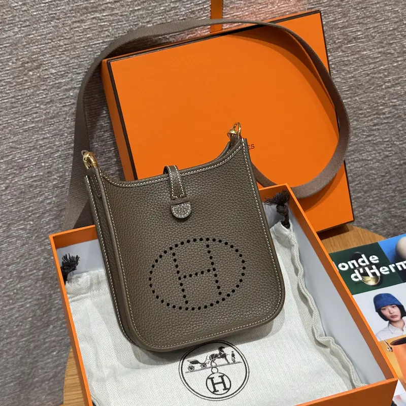 Unboxing the Elephant Grey Hermes Evelyne 16 Replica New Etoupe Clemence leather Evelyne TPM replica unboxing front view