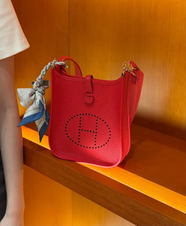 Rouge H Hermes Evelyne 16 Replica Detailed Front View Front view of red Clemence leather Hermes Evelyne replica bag