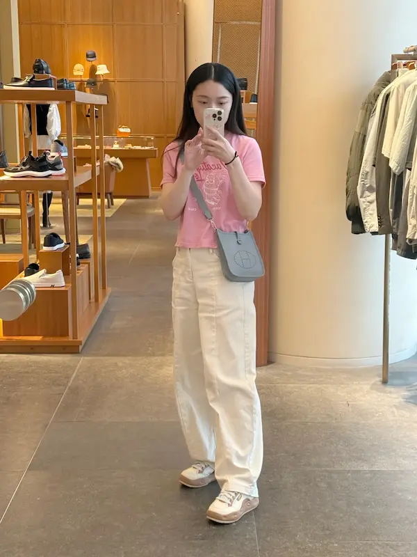 Styling Hermes Evelyne 16 Replica Crossbody Bag Woman wearing blue Hermes Evelyne TPM replica crossbody bag outfit styling
