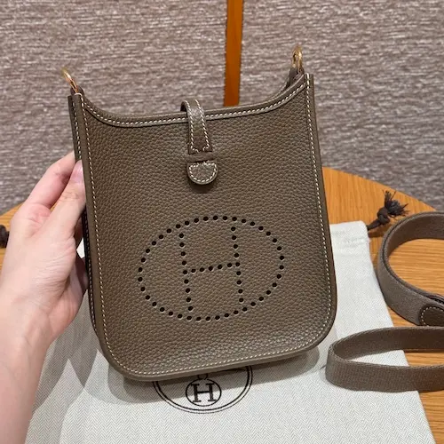 Etoupe Hermes Evelyne 16 Replica Front View Front view of Etoupe Hermes Evelyne TPM replica bag in Clemence leather