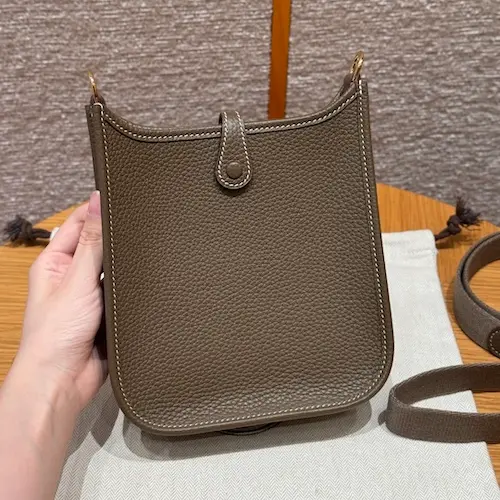 Hermes Evelyne TPM Replica Back Pocket Detail Back view showing exterior pocket on Etoupe Hermes Evelyne replica bag