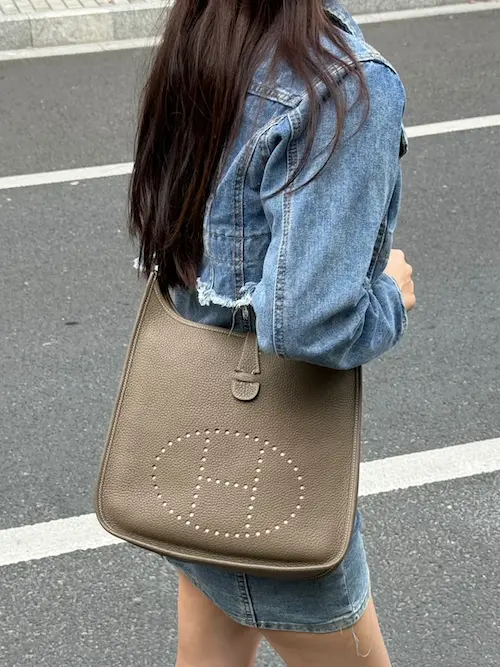 Etoupe Grey Evelyne Replica Street Fashion Street style outfit featuring Etoupe grey replica Hermes Evelyne 29 crossbody bag
