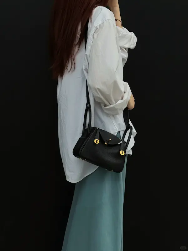 Black Lindy 19 replica worn crossbody style Fashion blogger wearing replica Hermes Lindy 19 crossbody in black