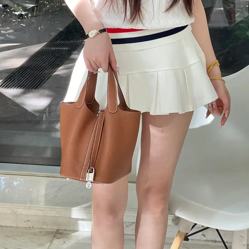 Gold Brown Replica Picotin Lock 18 Outfit Inspiration Woman styling Gold Brown Replica Hermes Picotin Lock 18 bag casually