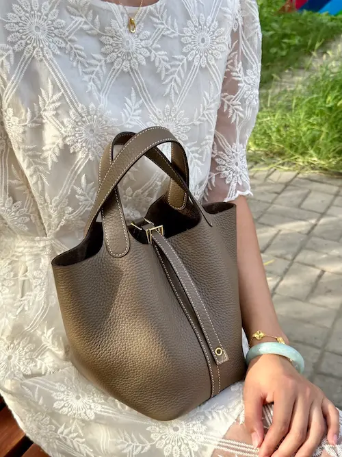 Elephant Gray Picotin Lock Street Style Stylish woman carrying Elephant Gray replica Hermes Picotin Lock 18 bag