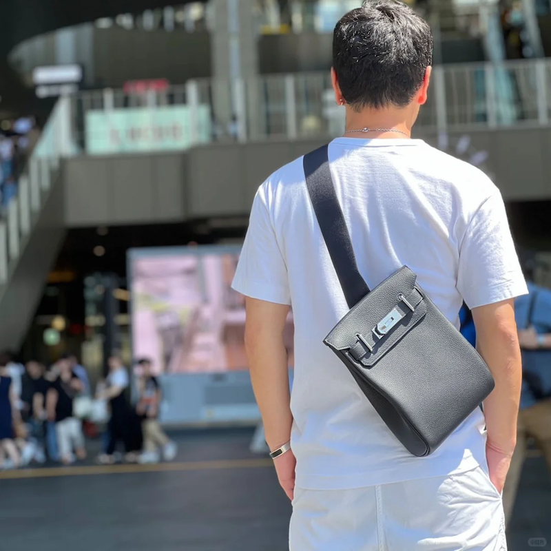 Men's Replica Hermes HAC Backpack Fashion Man styling black Replica Hermes HAC à Dos backpack in urban setting