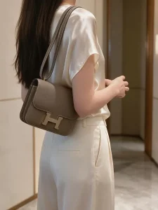 Etoupe Epsom leather Constance shoulder bag styling